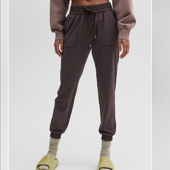 ARITZIA JOGGERS
